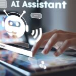 Pessoa usando tablet com interface digital de assistente de IA Generativa exibida na tela, incluindo ícone de chatbot com headset e a frase “AI Assistant”.