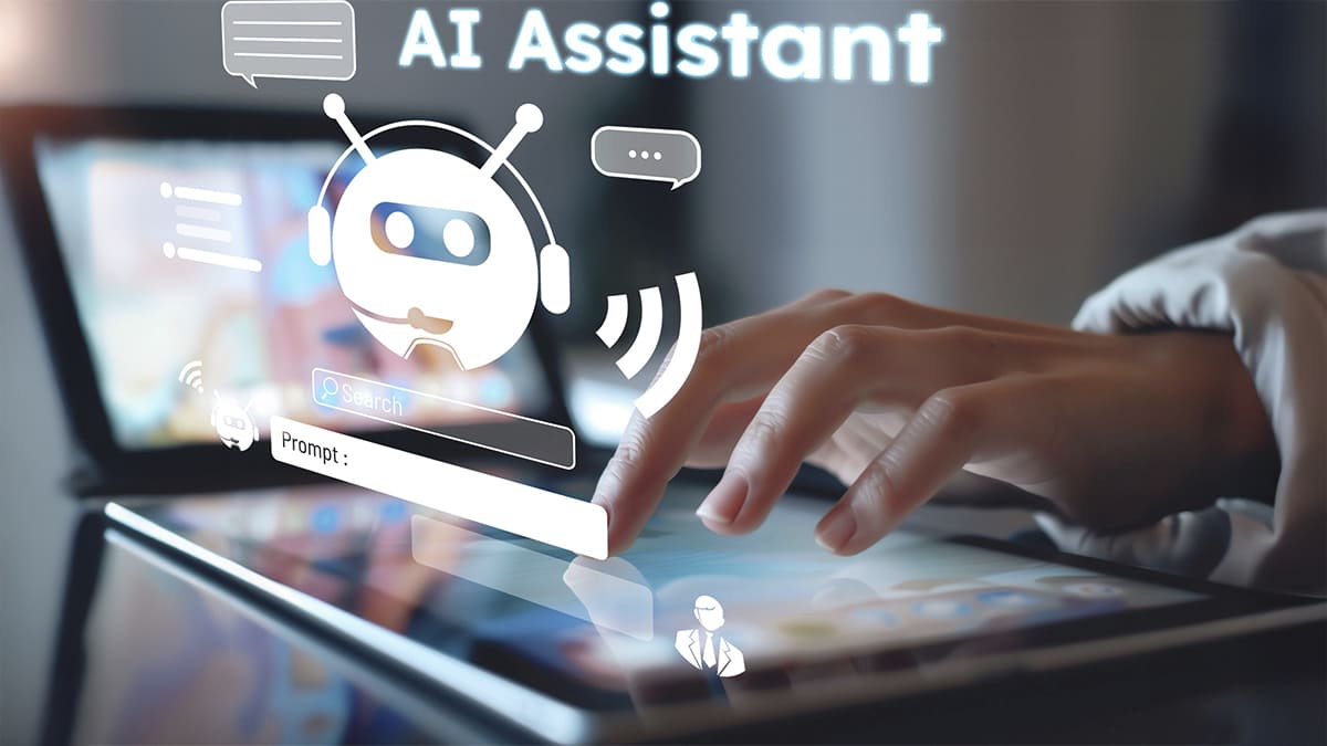 Pessoa usando tablet com interface digital de assistente de IA Generativa exibida na tela, incluindo ícone de chatbot com headset e a frase “AI Assistant”.